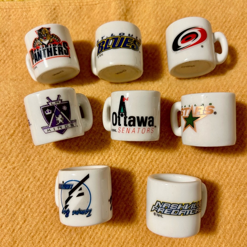 Lot of vintage hockey team mini mugs